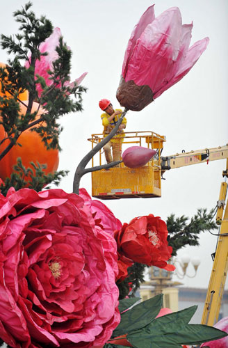 Un ouvrier installe les décorations sur la place Tian'anmen pour la prochaine Fête Nationale, du 1er au 7 octobre, à Beijing, le 22 septembre 2013. [Photo / Xinhua]