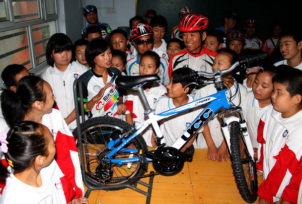 Des cyclistes passionnés présentent «le voyage vert» aux étudiants dans un club de vélo de Xingtai, la province du Hebei (nord de la Chine), le 22 septembre. [Photo/Xinhua]