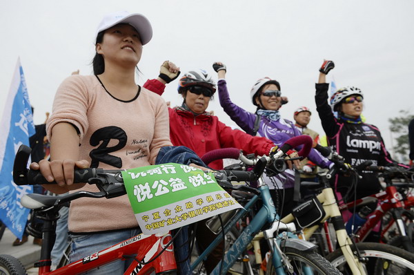 Des bénévoles participent à une campagne pour protéger l'environnement dans la ville de Yinchuan, la région autonome Hui du Ningxia (nord-ouest de la Chine), le 22 septembre. [Photo/Xinhua]
