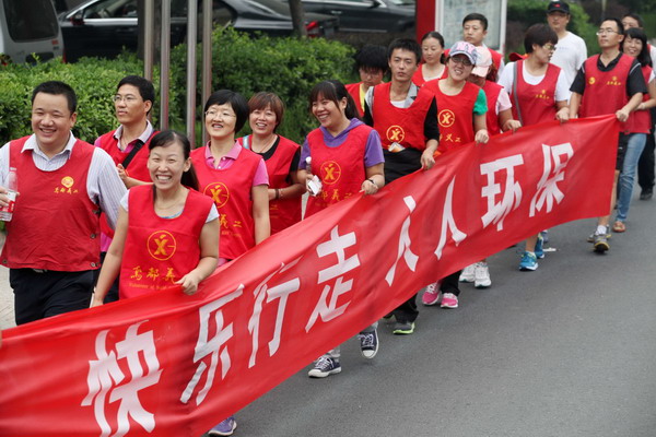 Les bénévoles s'activent pour la promotion de la Journée internationale sans voiture dans les rues de Weifang, dans la province chinoise du Shandong, (est du pays), le 21 septembre. [Photo/Xinhua]