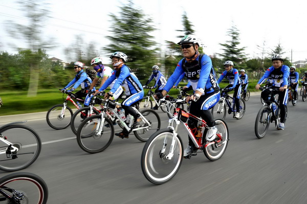 Des cyclistes bénévoles motivés pour promouvoir les voyages à faible émission de carbone dans la ville de Suqian, la province chinoise du Jiangsu (est du pays), le 21 septembre 2013. [Photo/Xinhua]