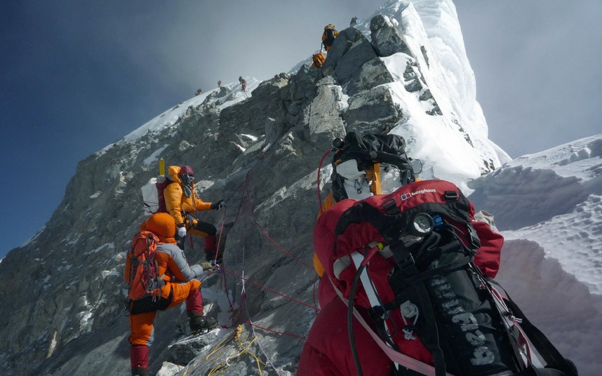 Le plus grand nombre de personnes au sommet de l'EverestLe 19 mai 2012, 234 personnes ont atteint le sommet du mont Everest dans la même journée, battant ainsi le record de 2010.