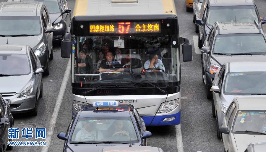 Beijing : la Journée sans voiture devient une journée d'embouteillages (2)