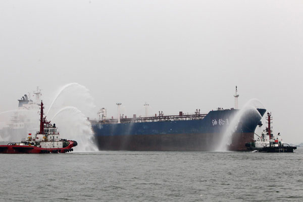 Des navires participent à un exercice national de lutte contre les fuites de forages pétroliers près des côtes, au large de la ville de Qinzhou, dans la Région autonome Zhuang du Guangxi, en Chine du Sud, le 23 septembre 2013. [Photo / Xinhua]