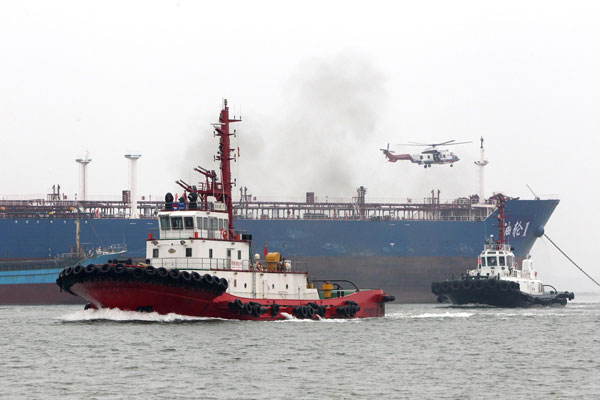 Des navires et Des avions prennent part à un exercice national de lutte contre les fuites de forages pétroliers près des côtes, au large de la ville de Qinzhou, dans la Région autonome Zhuang du Guangxi, en Chine du Sud, le 23 septembre 2013. [Photo / Xinhua]