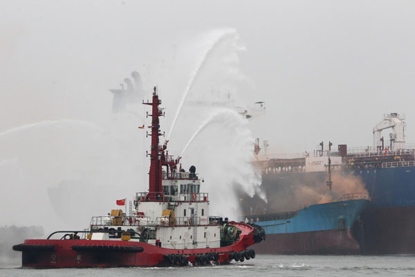 Des navires participent à un exercice national de lutte contre les fuites de forages pétroliers près des côtes, au large de la ville de Qinzhou, dans la Région autonome Zhuang du Guangxi, en Chine du Sud, le 23 septembre 2013. [Photo / Xinhua]
