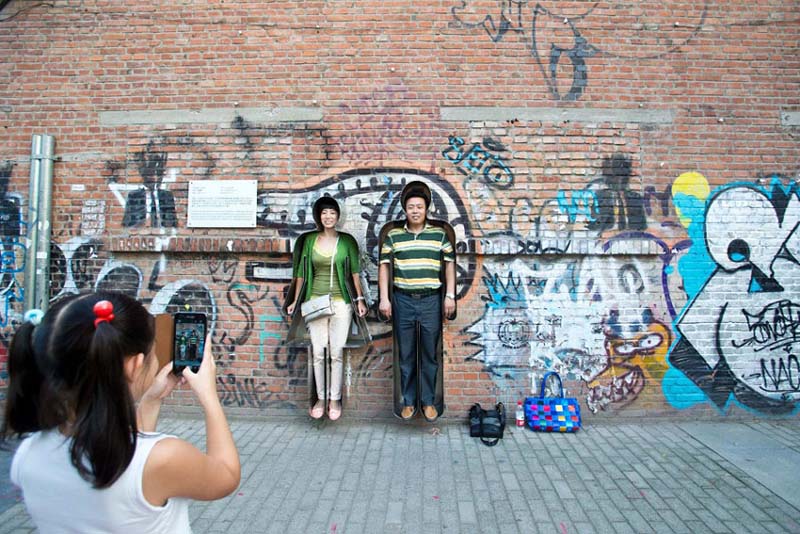Le 21 septembre, des visiteurs prennent la pose à l'occasion de l'édition 2013 du Festival 798 Art à Beijing, la capitale chinoise. Ce festival annuel a débuté samedi, au 798 Art District, avec près de 100 événements artistiques. [Photo/Xinhua ]
