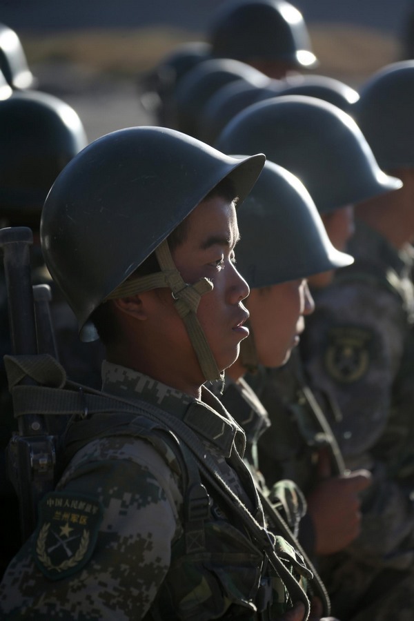 Des soldats se préparent à prendre part à un entraînement militaire sur la région du plateau dans la Région autonome ouïgoure du Xinjiang, le 8 septembre 2013. [Photo / Xinhua]