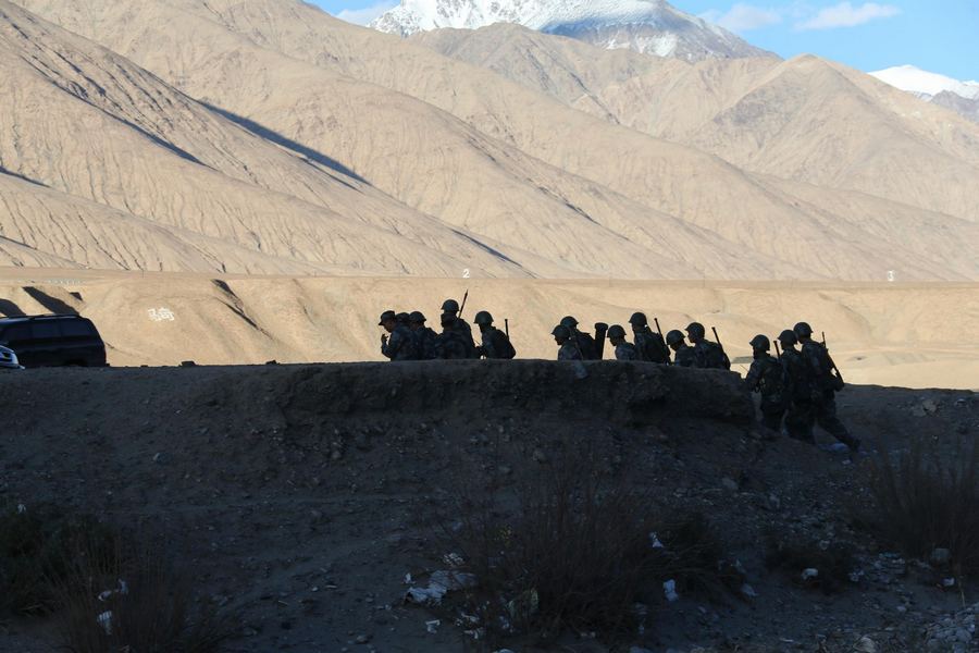 Des soldats retournent vers leur campement après un exercice d'une journée sur la région des plateaux dans la Région autonome ouïgoure du Xinjiang, le 6 septembre 2013. [Photo / Xinhua]