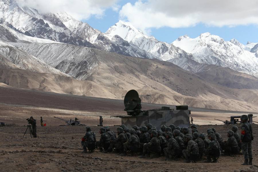 Des soldats chinois participent à un exercice lors d'un entrainement militaire sur la région du plateau dans la Région autonome ouïgoure du Xinjiang, le 6 septembre 2013. [Photo / Xinhua]