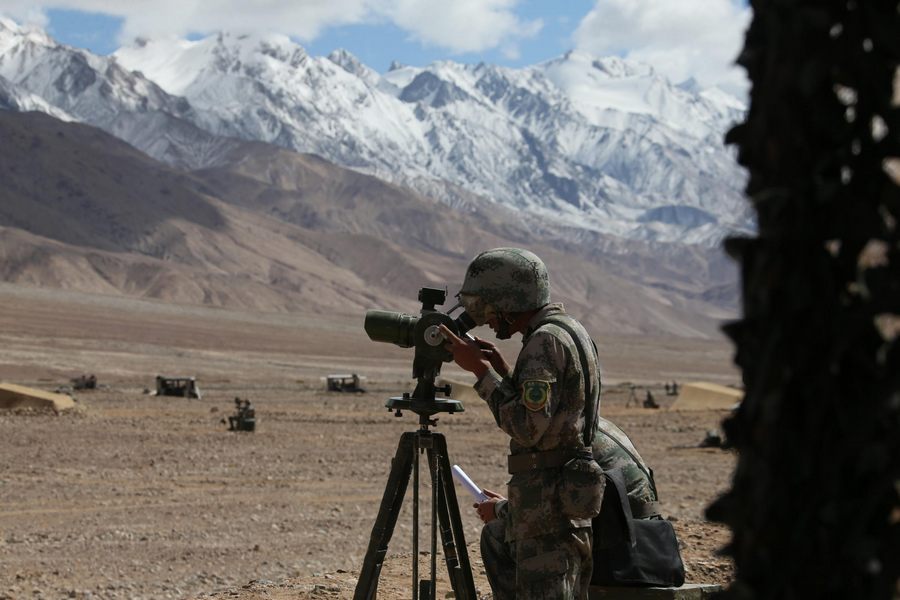 Un soldat chinois observe une cible lors d'un entraînement militaire sur la région du plateau dans la Région autonome ouïgoure du Xinjiang, le 6 septembre 2013. [Photo / Xinhua]