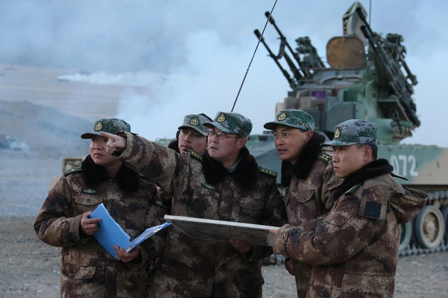 Des officiers commandent leurs troupes pendant un entraînement militaire sur la région du plateau dans la Région autonome ouïgoure du Xinjiang, le 8 septembre 2013. [Photo / Xinhua]