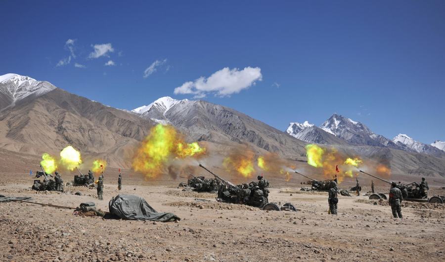 Des soldats ouvrent le feu avec des canons anti-aériens lors d'un entraînement militaire sur la région des plateaux dans la Région autonome ouïgoure du Xinjiang, le 8 septembre 2013. [Photo / Xinhua]