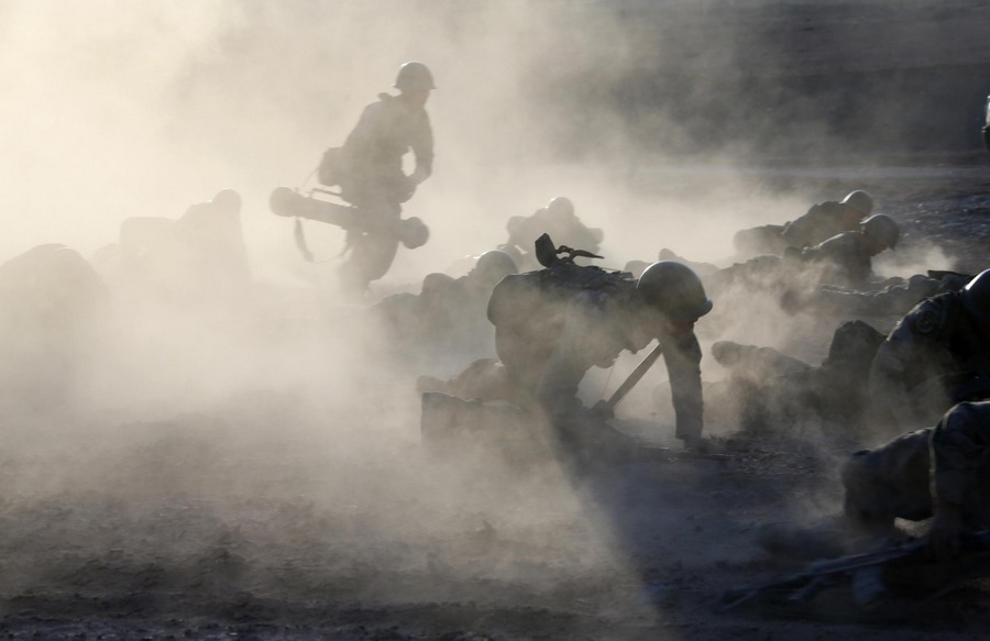 Des soldats chinois participent à un exercice difficile lors d'un entrainement militaire sur la région du plateau dans la Région autonome ouïgoure du Xinjiang, le 6 septembre 2013. [Photo / Xinhua]