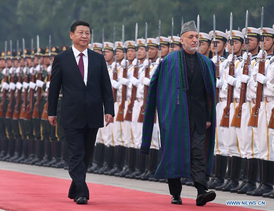 Le président chinois Xi Jinping s'est entretenu avec le président afghan Hamid Karzai vendredi à Beijing.