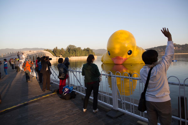 Rencontre du célèbre canard de bain, créé par l'artiste néerlandais Florentijn Hofman, avec les nombreux visiteurs du Palais d'Eté de Beijing, le 24 septembre 2013.