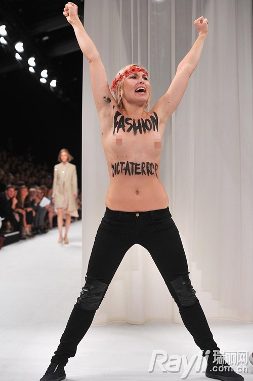 Deux activistes de Femen bloquent le défilé de Nina Ricci