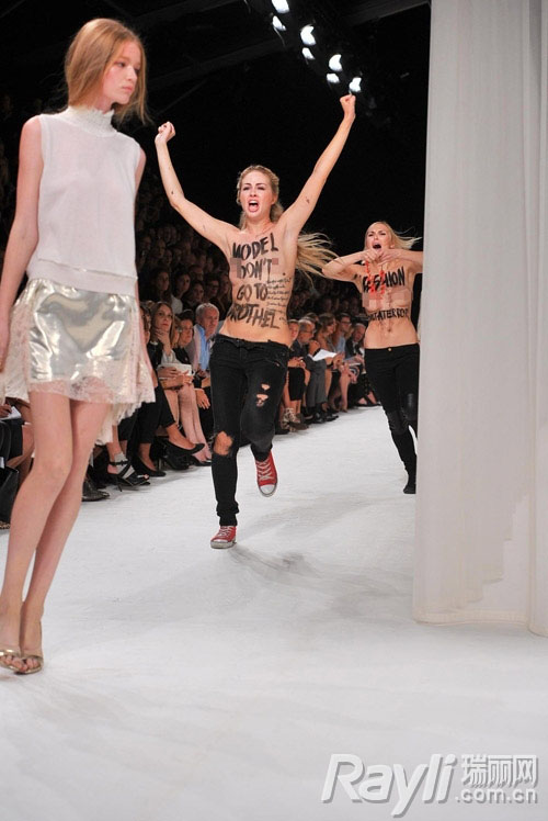 Deux activistes de Femen bloquent le défilé de Nina Ricci (2)