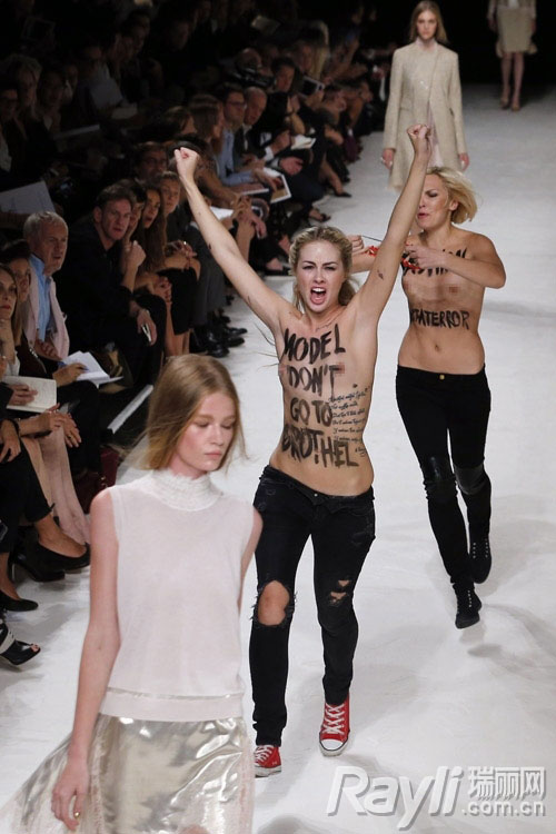 Deux activistes de Femen bloquent le défilé de Nina Ricci (3)