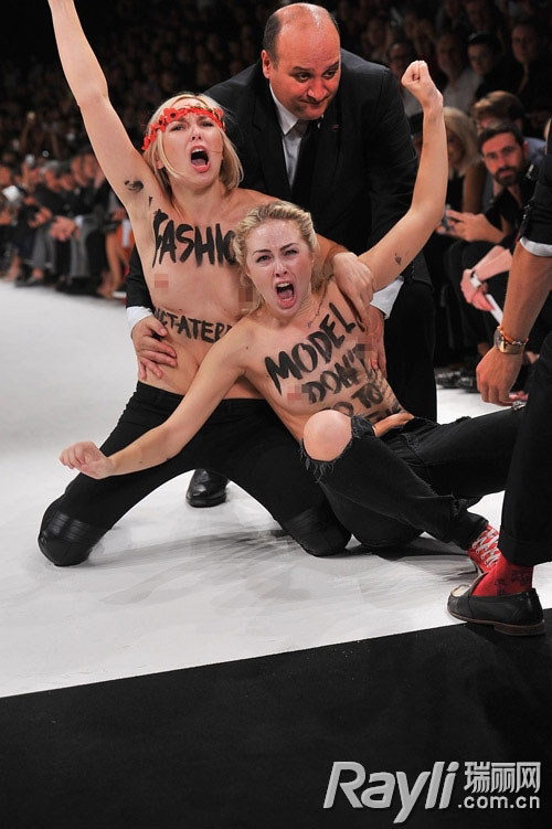 Deux activistes de Femen bloquent le défilé de Nina Ricci (4)