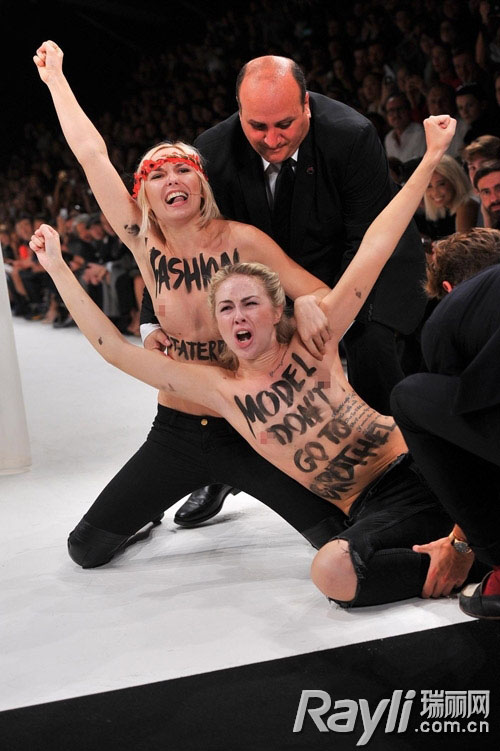 Deux activistes de Femen bloquent le défilé de Nina Ricci (5)