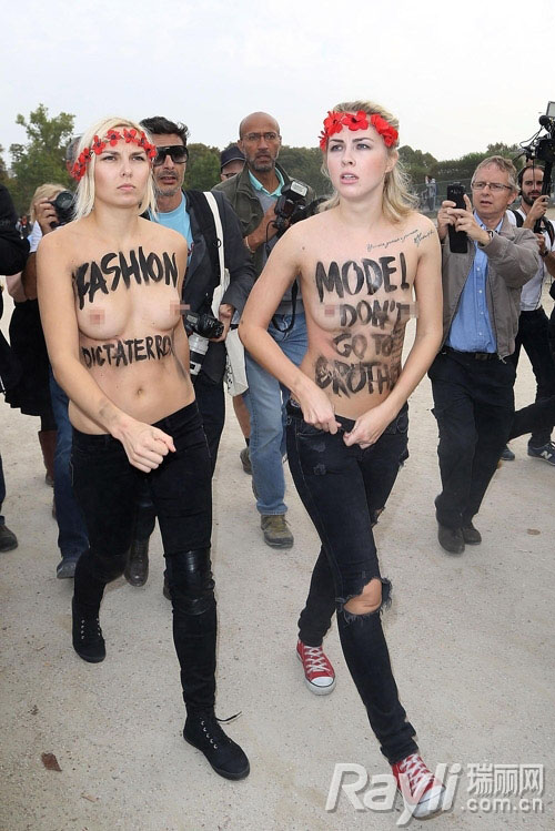 Deux activistes de Femen bloquent le défilé de Nina Ricci (6)