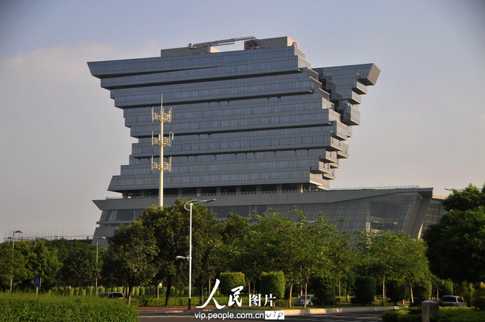 Guangzhou : un immeuble particulier en forme de cubes  (2)