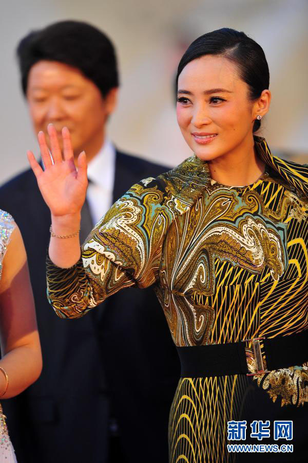 Le 28 septembre, l'actrice Jiang Qinqin sur le tapis rouge de la 29e édition des Golden Rooster Awards.