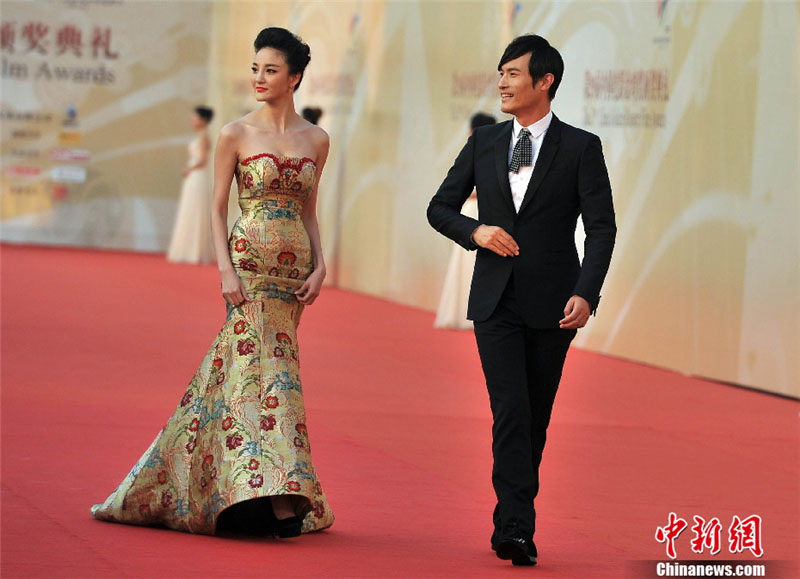 Le 28 septembre, Liu Yuxin (à gauche) et Geng Le sur le tapis rouge de la 29e édition des Golden Rooster Awards.