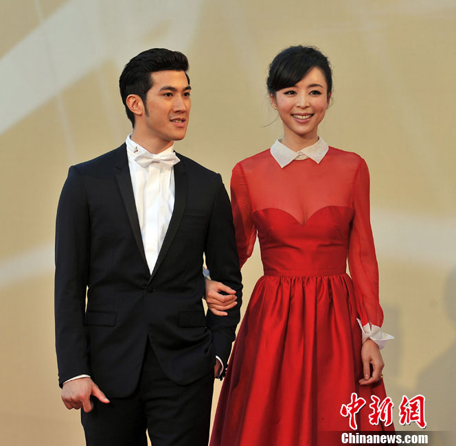 Le 28 septembre, Li Zhiting (à gauche) et  Zhang Jingchu sur le tapis rouge de la 29e édition des Golden Rooster Awards.