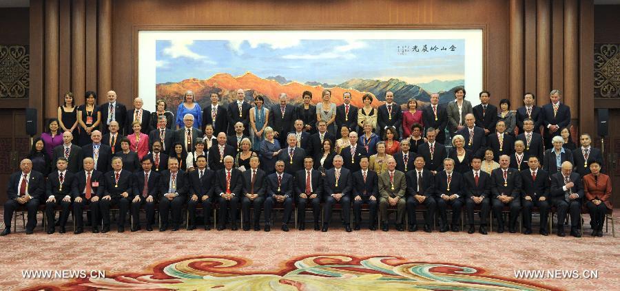 Li Keqiang s'engage à créer de meilleurs conditions pour les experts étrangers (2)