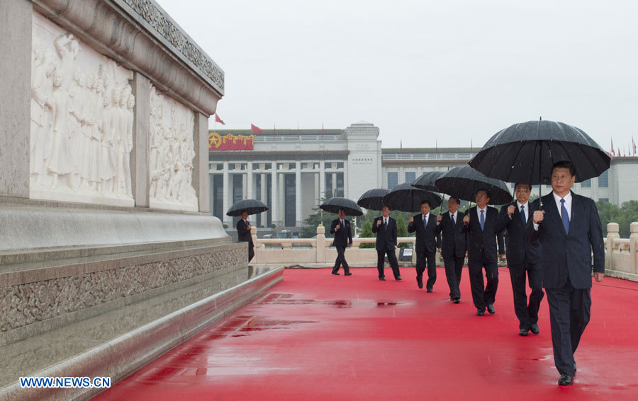 Les hauts dirigeants chinois rendent hommage aux martyrs lors de la Fête nationale  (4)
