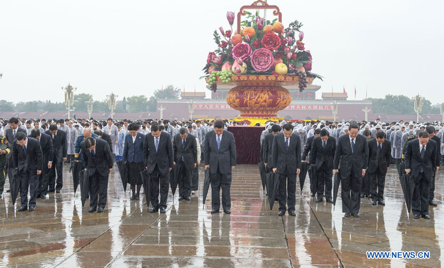 Les hauts dirigeants chinois rendent hommage aux martyrs lors de la Fête nationale  (2)