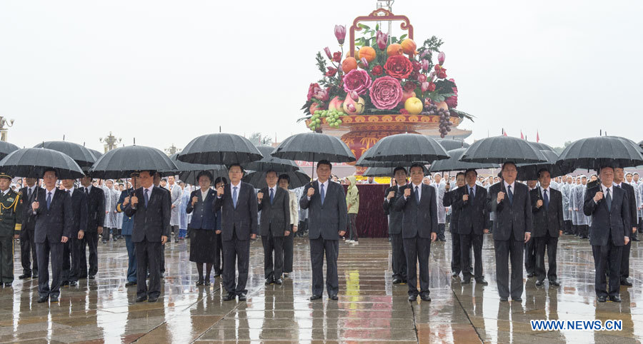 Les hauts dirigeants chinois rendent hommage aux martyrs lors de la Fête nationale 