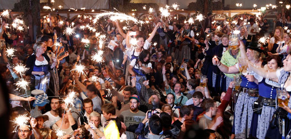 Les serveuses de la Oktoberfest en fête avec les cierges magiques, pour célébrer la fin du plus grand festival de bière au monde, dans le cadre de la 180e édition de la Oktoberfest, à Munich, le 6 octobre 2013. [Photo/agences]