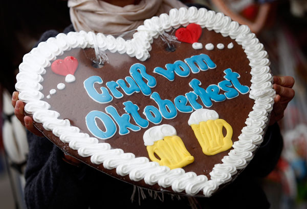 Un pains d'épices porte l'inscription «Bons souvenirs d'Oktoberfest» lors de la dernière journée de la 180e édition de la Oktoberfest, à Munich, le 6 octobre 2013. Des millions d'amateurs de bière venant du monde entier se sont retrouvés dans la capitale bavaroise au cours des deux dernières semaines. [Photo/Agences]