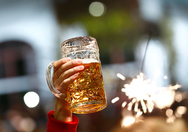 Cliché d'une chope de bière, lors du dernier jour du plus grand festival de bière au monde, à l'occasion de la 180e édition de la Oktoberfest, à Munich Octobre 6 2013. [Photo/agences]
