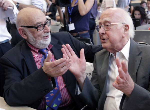 Le physicien britannique Peter Higgs (à droite) en conversation avec le physicien belge François Englert