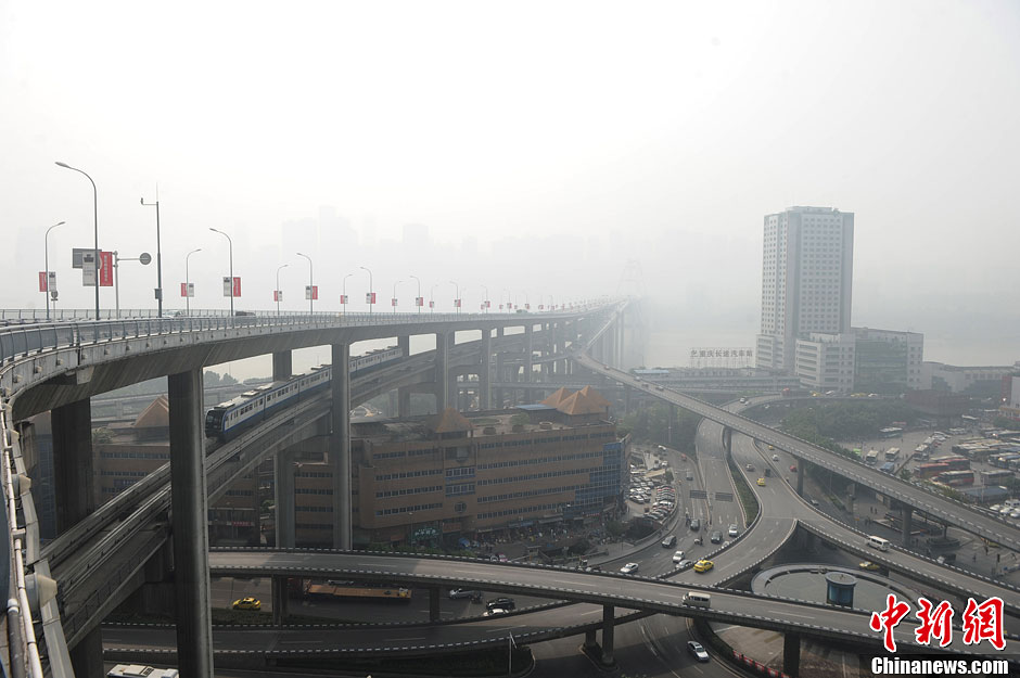 Chongqing : le Yangtsé baigne dans un brouillard épais (5)