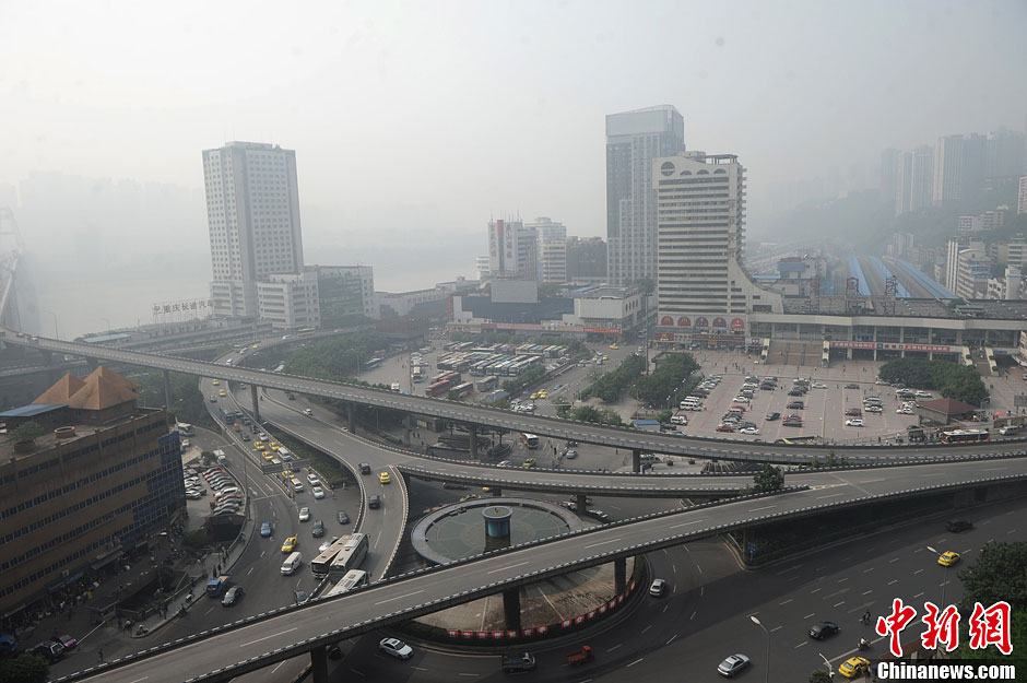 Chongqing : le Yangtsé baigne dans un brouillard épais (4)