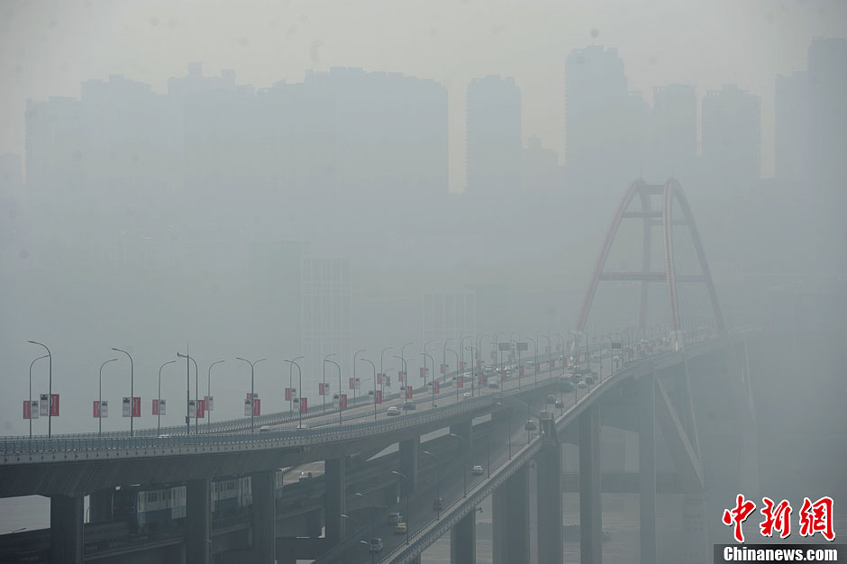Chongqing : le Yangtsé baigne dans un brouillard épais (2)