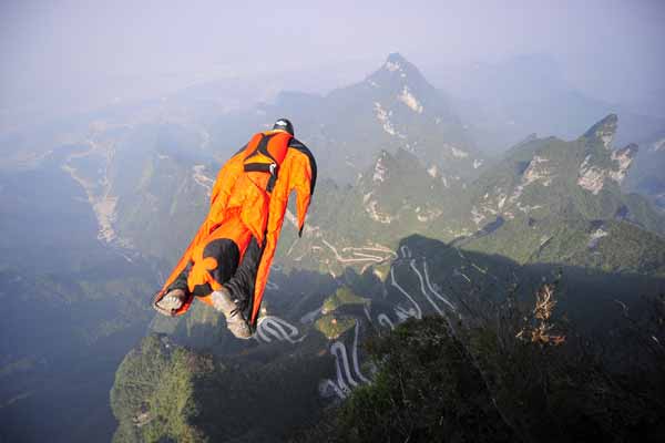 La mort du Hongrois Victor Kovats, un expert du wingsuit, le sport extrême qui consiste à sauter d'une falaise ou d'un avion muni d'une combinaison ailée, vient d'être confirmée ce mercredi. Ce dernier effectuait un vol d'échauffement lors du 2e Redbull Championnat du monde de Wingsuit WWL à Zhangjiajie dans la province centrale du Hunan, le 8 Octobre 2013. Victor Kovats est probablement décédé après une défaillance du système d'ouverture de son parachute. [Photo/Xinhua]