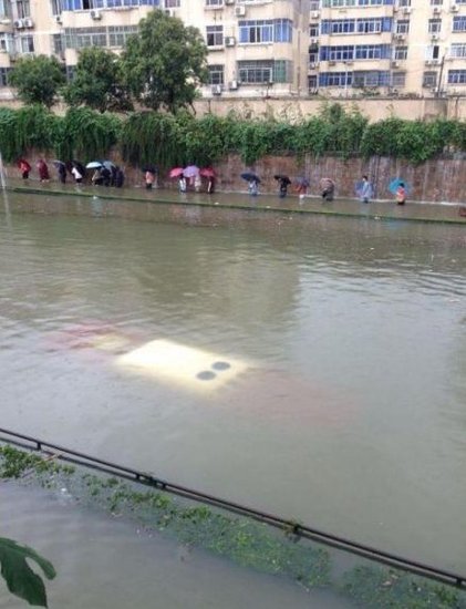 Pluies torrentielles à Shanghai : un bus aux allures de sous-marin