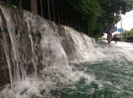 Pluies torrentielles à Shanghai : un bus aux allures de sous-marin (2)