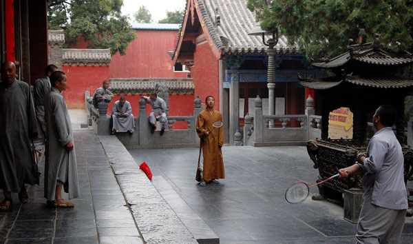 Des moines Shaolin en plein exercice dans le temple de Shaolin de Dengfeng, la province du Henan, le 6 septembre 2013 .