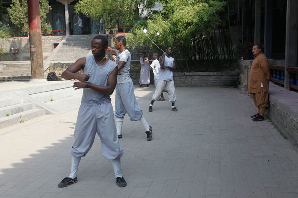 Des fans à l'étranger étudient le wu shu au temple Shaolin de Dengfeng, la province du Henan, le 7 septembre 2013 .