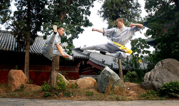 Des moines Shaolin pratiquent le kung fu (wu shu) dans un lieu, qui n'avait jamais été ouvert auparavant au public, au temple Shaolin de Dengfeng, la province du Henan, le 15 septembre 2013 .