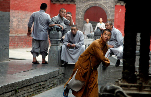 Des moines Shaolin durant une séance d'entraînement, au temple Shaolin de Dengfeng, la province du Henan, le 6 septembre 2013 .