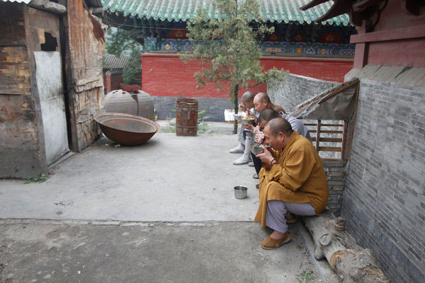 Pause-déjeuner, pour les moines Shaolin, au temple de Shaolin de Dengfeng, la province du Henan, le 6 septembre 2013 .