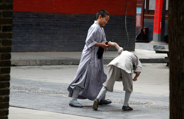 Deux jeunes moines Shaolin dans le temple Shaolin de Dengfeng, la province du Henan, le 6 septembre 2013 .